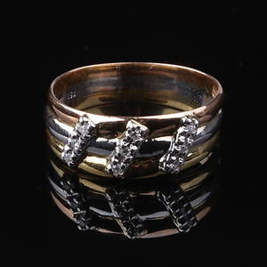 RING, med 9 briljanter, 18k guldvitguld, vikt ca 3,8 gram.