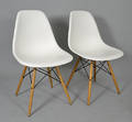 CHARLES  RAY EAMES. Zwei DSW Stühle.