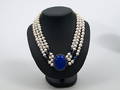 HALSBAND, 3-radigt, sötvattenspärlor och Lapis Lazuli.