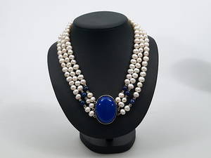 HALSBAND, 3-radigt, sötvattenspärlor och Lapis Lazuli.