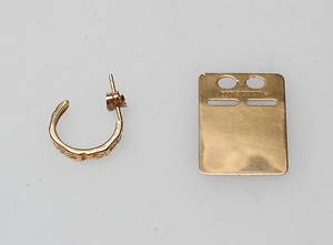 ID-BRICKA SAMT ETT ÖRHÄNGE, 18k guld, vikt ca 2,6 gr.