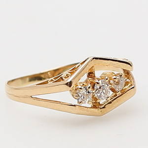 RING i 18K gulguld med 3 diamanter, totalt 0.40 ct.