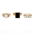 RINGAR, 3 st, 18k guld med slipade bergkristaller och onyx. Vikt ca 12 gram.
