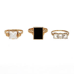 RINGAR, 3 st, 18k guld med slipade bergkristaller och onyx. Vikt ca 12 gram.