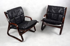 FÅTÖLJER, ett par 1970-tal. Svart skinn, stomme i mörkbetsat böjträ.