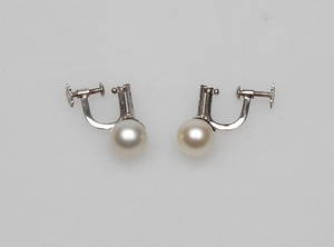 ÖRHÄNGEN, ett par, 18k vitguld med diamanter och pärlor, total vikt ca. 4,3 gram.