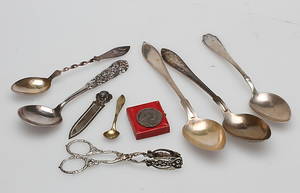 SILVERFÖREMÅL, vikt ca. 163,6 gram samt MYNT, Gustavus III, 16 1777.