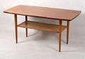 SOFFBORD. Teak. 195060-tal. Med underliggande tidningshylla i rotting.