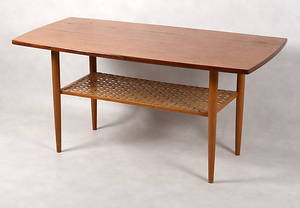 SOFFBORD. Teak. 195060-tal. Med underliggande tidningshylla i rotting.
