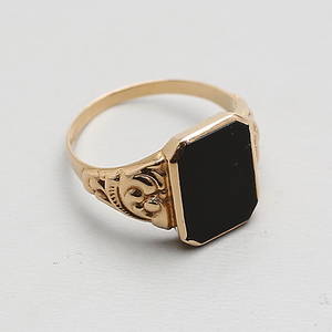 RING, 18k guld med svart sten, KEC Göteborg 1953.