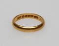 RING, 23k guld, vikt ca 5 gr.