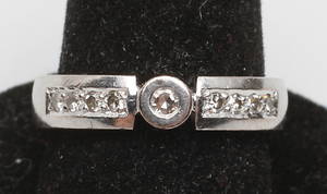 VITGULDSRING med 9 st diamanter, 18k guld, vikt ca 7,8 gr.