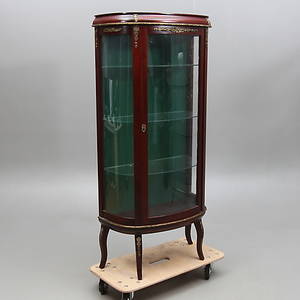 VITRINSKÅP, Louis XVI-stil, 1900-tal.