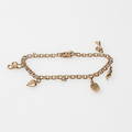 ARMBAND BISMARCK MED BERLOCKER, 18k guld, vikt ca 10 gr.