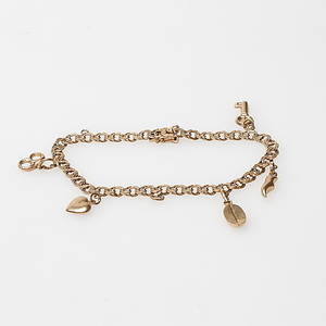 ARMBAND BISMARCK MED BERLOCKER, 18k guld, vikt ca 10 gr.