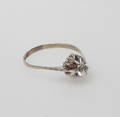 RING, 18k vitguld med syntetisk sten, total vikt ca. 2,7 gram.