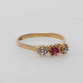 RING, 18k guld med syntetiska stenar, total vikt ca. 3,1 gram.