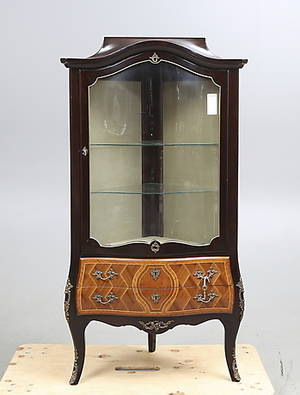 VITRINSKÅP, rokokostil, 1900-tal.
