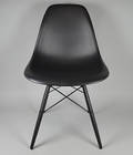 CHARLES EAMES. Ein DSW Stuhl.