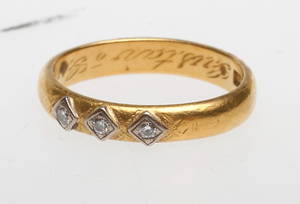 RING MED DIAMANTER, 23k guld, vikt ca 5,9 gr.
