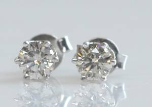 Par brillantørestikker, ca. 0.54 ct. 2