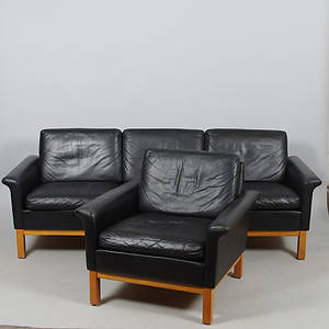 SOFFA SAMT FÅTÖLJ, svart skinn, 1900-talets mitt.