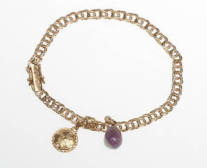 ARMBAND BISMARCK MED TVÅ BERLOCKER, 18k guld, total vikt ca 9,8 gr.