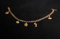 ARMBAND, bismark, 18 K guld  med berlocker, vikt 10,5 g.