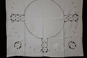 BRODERAD DUK, 116 X 124 CM