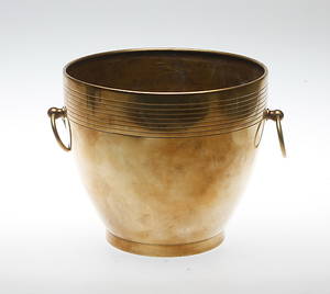 CHAMPAGNEKYLARE, gulmetall, 1900-talets första kvartal.