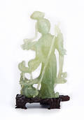 FIGUR FRAU MIT HIRTENSTAB UND BLUMENKORB, Jade. 20. Jahrhundert. China.