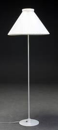 Flemming Agger for Le Klint. Standerlampe model 369 af hvid lakeret metal 