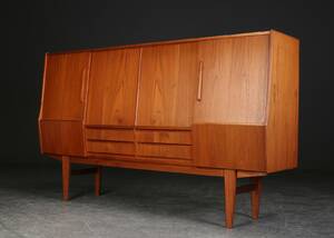 Høj skænk af teak, dansk møbelproducent 1960erne