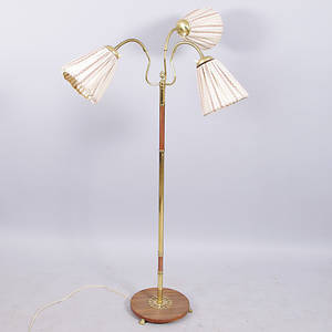 GOLVLAMPA, 3-armad, mässingträ, 1900-talets mitt.