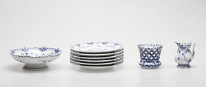 PORSLINSFÖREMÅL, 9 delar, Musselmalet, Royal Copenhagen, Danmark.