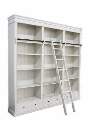 Bogreol i massiv helmalet træ i fransk landstil. Denne vare er sat til omsalg under nyt varenummer 4200213