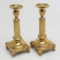 LJUSSTAKAR i mässing, ett par, gustaviansk stil, 1900-talets första hälft.