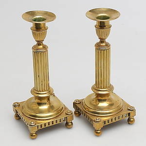 LJUSSTAKAR i mässing, ett par, gustaviansk stil, 1900-talets första hälft.