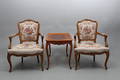 KARMSTOLAR OCH BORD, 3 delar, broderad sits och rygg, nyrokokostil, 1900-talets andra hälft.