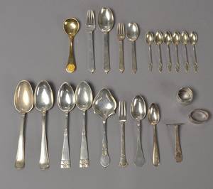 Diverse dele bestik i sølv bla. Georg Jensen Pyramide, Kugle, Dobbeltriflet m.m. Vægt sterling ca. 230 gr Vægt for sølv ca. 440 gr. 30