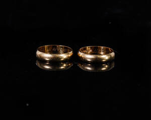 2 stycken ringar, 18K guld, vikt 11,2 g 2