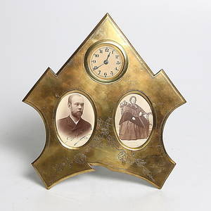 FOTORAM, mässing, med UR, Viktoriansk. Sekelskiftet 1900.