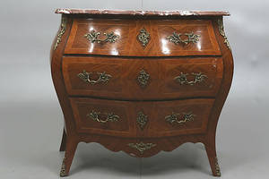 BYRÅ MED STENSKIVA, olika träslag, 3 lådor, rokokostil, 1900-talets andra hälft.