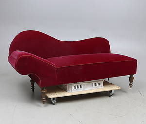 SCHÄSLONG, röd klädsel, 18001900-tal.