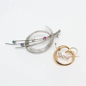 BROSCHER 2 st, 18k samt 14k guld, 1900-tal.