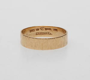 RING, 18k guld, vikt ca 3,2 gram.