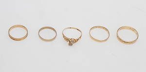 RINGAR, 5 st, 18k guld, vikt ca 8,9 gr.