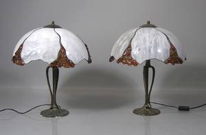 Paar Tischlampe mit Glasschirm, Metallguß teilpatiniert, 2-Lichtig, 20. Jh.