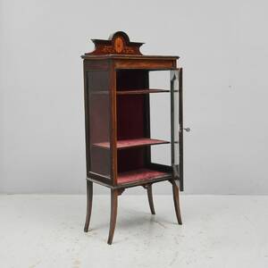 Vitrinskåp, omkring 1900. Bredd 62