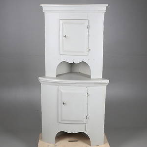 HÖRNSKÅP, troligen 1700-tal.